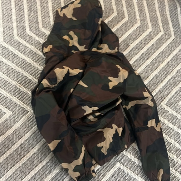 Very lightweight camouflage zip up jacket. Size small. - Picture 4 of 5